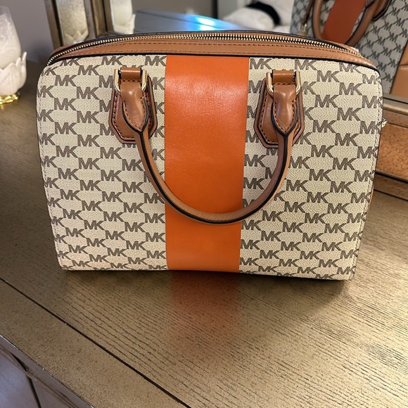 Michael Kors burnt orange and monogram handbag with shoulder strap! - Picture 3 of 9